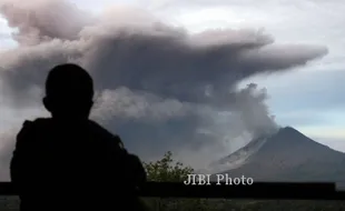 GUNUNG SINABUNG MELETUS : Awan Panas Sinabung Makan Korban, 3 Terluka   