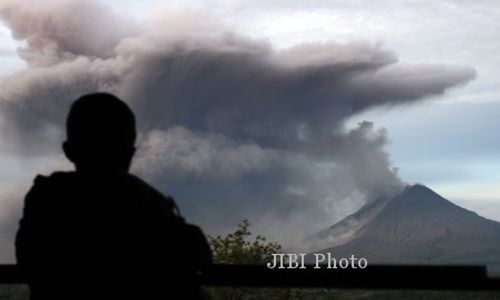 FOTO GUNUNG SINABUNG : Sinambung Kembali Erupsi