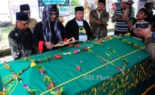 FOTO SLAMET GUNDONO MENINGGAL : Ki Enthus Susmono Melayat Slamet Gundono