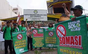 FOTO ALAT PERAGA KAMPANYE : Mendatangi Kantor Panwaslu Kota Solo 