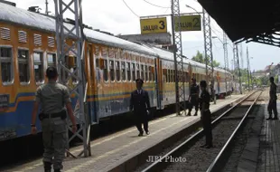 FOTO STASIUN JEBRES : Petugas Keamanan Berjaga 