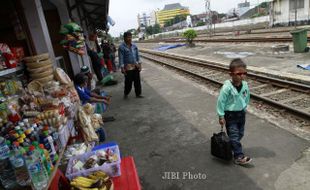 FOTO STASIUN JEBRES : Melintas di Depan Kios 