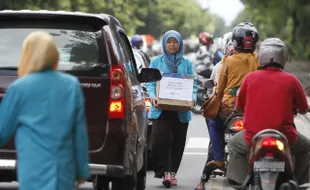 FOTO PEDULI BENCANA : Menggalang Dana Kemanusiaan