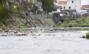 FOTO SUNGAI KALI PEPE : Sampah Mencemari Kali Pepe