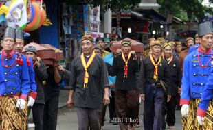 FOTO SEKATEN SOLO :  Mengusung Ancak Cantoko  