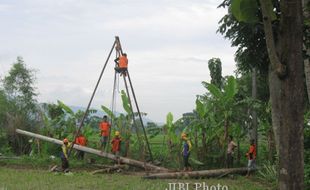 BENCANA LONGSOR : Tergerus Air, Tiang Listrik Roboh