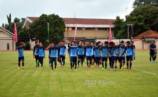 MENGINTIP LATIHAN TIMNAS U-19 : Indra Syafrie Matangkan Formasi 4-3-3