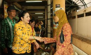 Wasini Menangis Bersalaman Dengan Putri Suharto