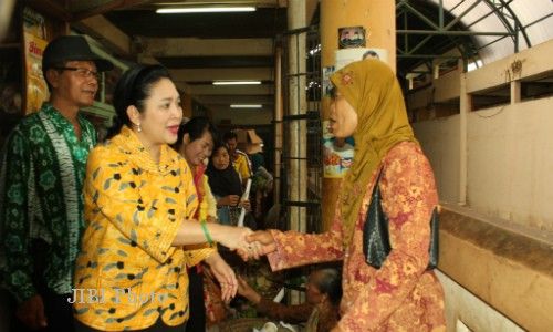 Wasini Menangis Bersalaman Dengan Putri Suharto