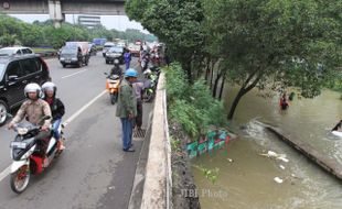 FOTO TOL DILALUI RODA DUA : Kendaraan Roda Dua Masuk Jalan Tol di Jakarta