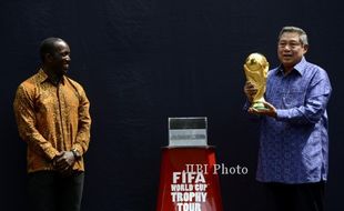 FOTO TROFI PIALA DUNIA : Mengangkat Trofi Piala Dunia