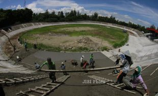 FOTO VELODROME MANAHAN : Menyelesaikan Proses Perbaikan Jalur Sepeda 