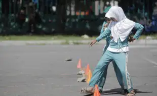 FOTO PERMAINAN TRADISIONAL : Permainan Tradisional Bakiak 