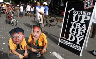 FOTO TOPENG ANGGORO-ANGGODO : Anggoro-Anggodo Nongkrong di Car Free Day Solo