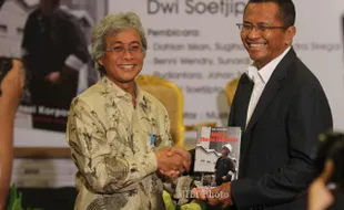 FOTO PELUNCURAN BUKU ROAD TO SEMEN INDONESIA : Memberikan Buku