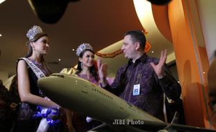 FOTO MISS UNIVERSE : Mengunjungi Garuda Indonesia Gallery 