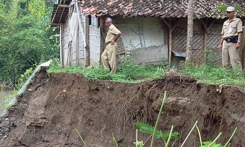 LONGSOR KLATEN : Diterjang Banjir, Talut Kali Dengkeng Longsor