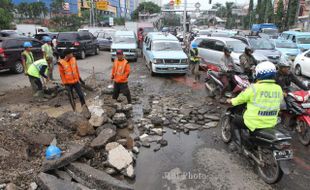 FOTO BANJIR JAKARTA : Perbaikan Jalan