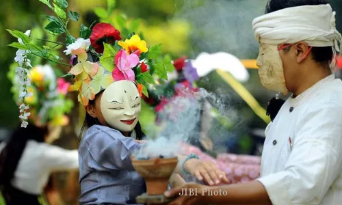 FOTO RUWATAN BUMI : Gerak, Kata dan Bunyi, Doa untuk Bencana