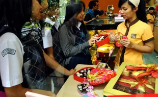 FOTO VALENTINE DAY :  Memilih Cokelat Hari Valentine