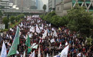 FOTO DEMO BURUH : Tuntut Layanan Kesehatan