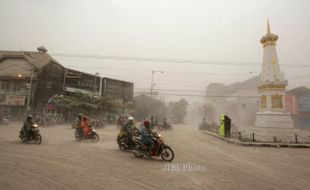 FOTO GUNUNG KELUD MELETUS : Menerobos Hujan Abu Vulkanik