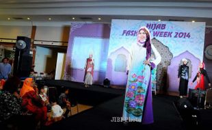 FOTO HIJAB FASHION WEEK 2014 : Model Memperagakan Busana Muslim 