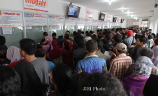 FOTO ANTRI MILIKI TIKET :  Tujuan Jawa Tengah dan Jawa Timur