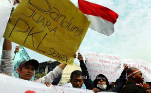 FOTO DEMO PKL BANDUNG : Tolak Relokasi PKL