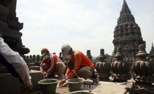 FOTO DAMPAK LETUSAN KELUD : Membersihkan Abu Vulkanik 