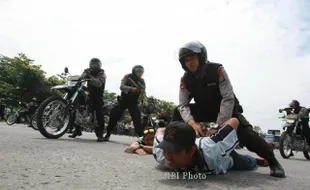 FOTO PEMILU 2014 : Menangkap demonstran