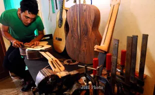 FOTO PERAJIN GITAR : Menyelesaikan Proses Pembuatan Gitar Akustik