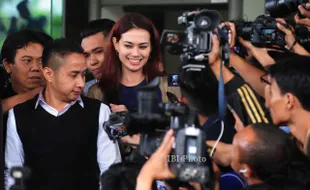 FOTO KASUS WAWAN : Ini Dia Senyum Catherine Wilson di KPK