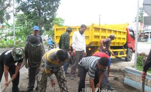 4 Truk dan 2 Pikap Wonogiri Angkut Abu Vulkanis