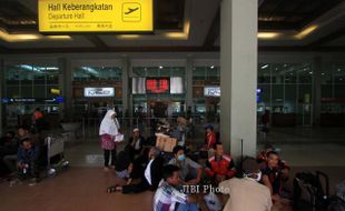 FOTO GUNUNG KELUD MELETUS : Penerbangan Dibatalkan