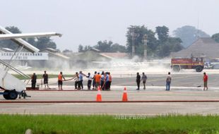  FOTO DAMPAK LETUSAN KELUD : Membersihkan Bandara Adi Sumarmo