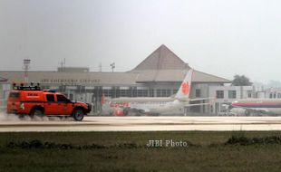 FOTO HUJAN ABU SOLORAYA : TNI AU Memeriksa Landasan Pacu