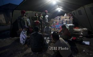 FOTO GUNUNG KELUD MELETUS : Membagikan Bantuan Makanan 