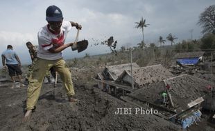  FOTO DAMPAK LETUSAN KELUD : Desa Rusak