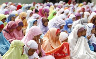 FOTO SDII AL ABIDIN SOLO : Berdoa UsaI Salat Taubat