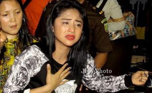 Dewi Perssik ke Rutan Pondok Bambu Naik Jaguar   