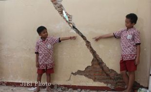 Dinding Kelas Retak, Siswa SD Krembangan Diungsikan