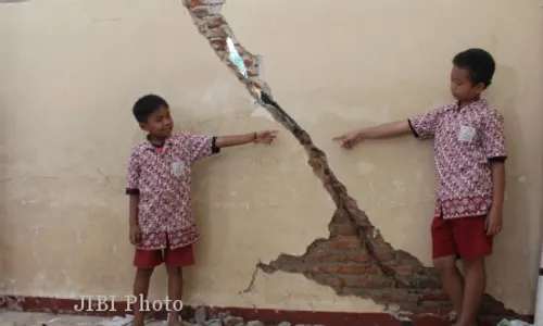 Dinding Kelas Retak, Siswa SD Krembangan Diungsikan