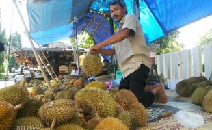 Durian Melimpah di Stasiun Wates