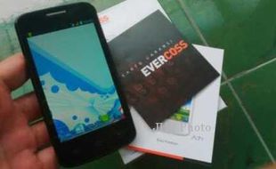 SMARTPHONE TERBARU : Evercoss Isi Ceruk Pasar Ponsel Low End   