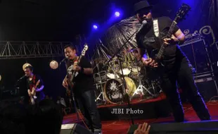 FOTO ALBUM BARU : Vega Antares Sambut Album The Mesial Trio