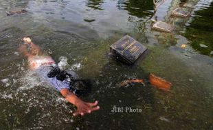 FOTO BANJIR JAKARTA : Berenang di Kuburan