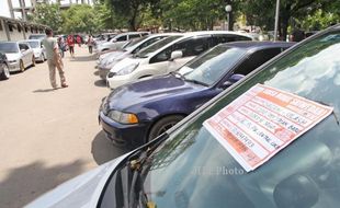 FOTO BURSA MOBIL SRIWEDARI : Mobil Bekas Masih Diminati