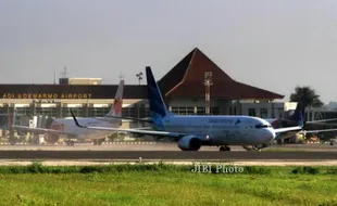 FOTO DAMPAK LETUSAN KELUD : Bandara Adi Soemarmo Kembali Beroperasi