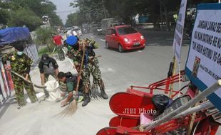 FOTO DAMPAK LETUSAN KELUD : Kopka Bagyo Bersihkan Abu Vulkanis